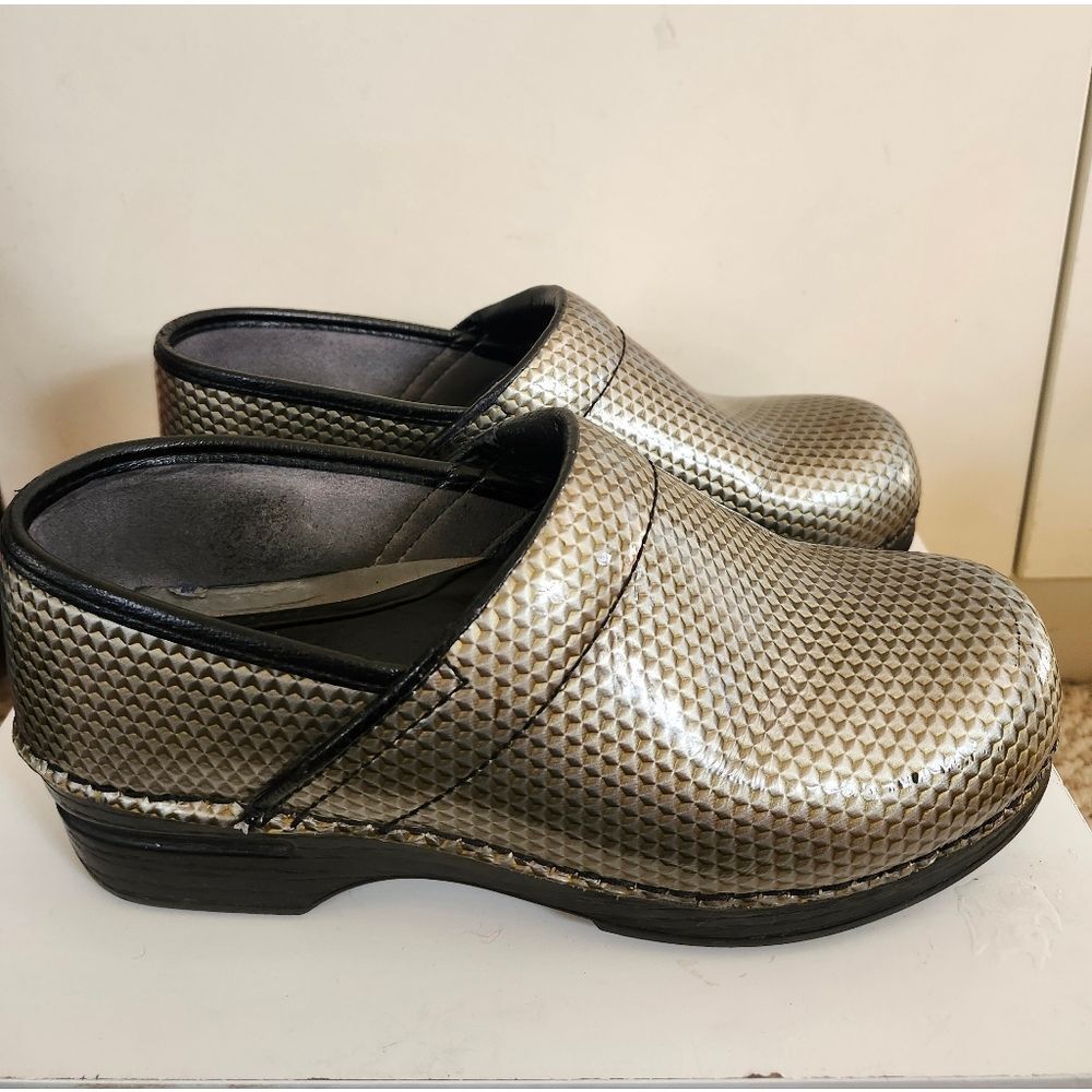 Dansko " XP" Waterproof Metallic Taupe Gray Closed Back Clogs SZ.38/8 Ret.$155 - Picture 8 of 8